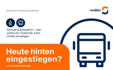 Hinweis zum Einstieg an den hinteren Türen im Bus