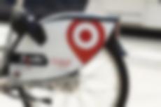 Nahaufnahme des Werbeschriftzugs eines Siggi-Fahrrads, im Hintergrund ist eine Vamos-Bahn zu sehen