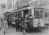 Fahrgastwechsel einer Straßenbahn um 1950.