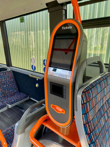 Unseren Ticketautomat im Bus findest du hinter dem Fahrpersonal