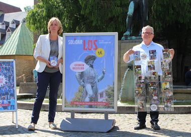 Stadtwerke Bielefeld Gruppe (Karin Schnake | Leiterin Jahnplatz Nr. 5) unterstützt die Solidarlotterie (Franz Schaible | Vorstandsvorsitzender der Stiftung Solidarität).. Stadtwerke Bielefeld Gruppe (Karin Schnake | Leiterin Jahnplatz Nr. 5) unterstützt die Solidarlotterie (Franz Schaible | Vorstandsvorsitzender der Stiftung Solidarität)..
