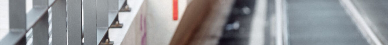 Seitlicher Blick von einem Handlauf des Hochbahnsteigs auf das Gleisbett.