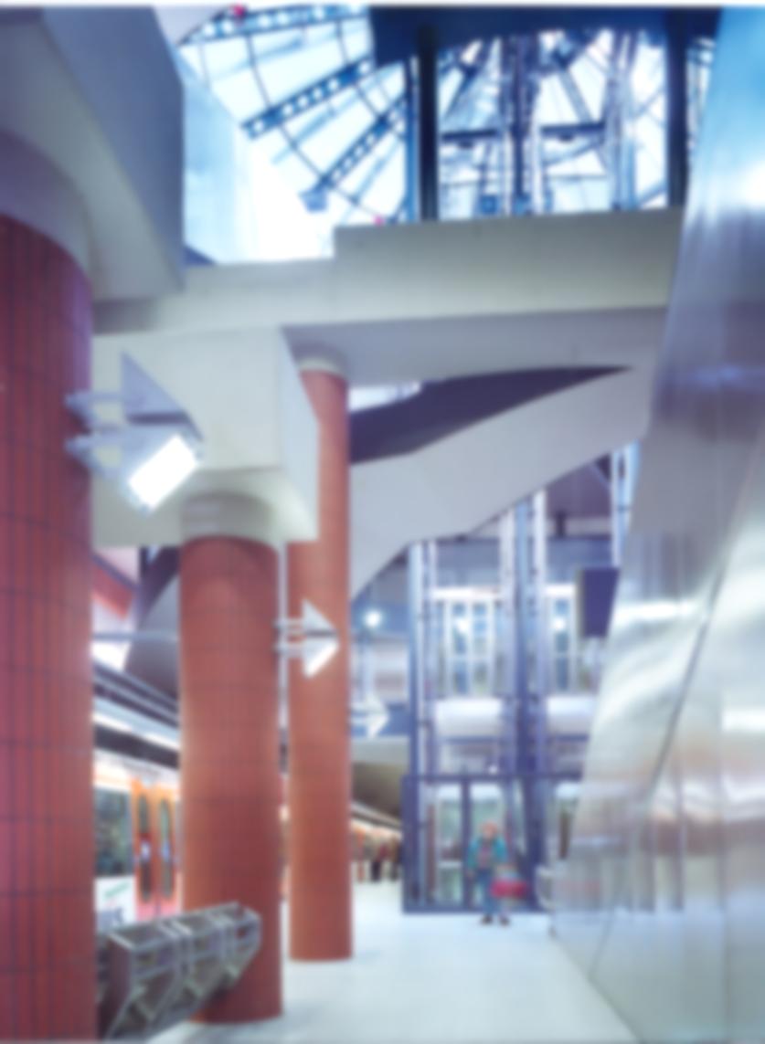 Haltestelle mit Aufzug und Rolltreppe
