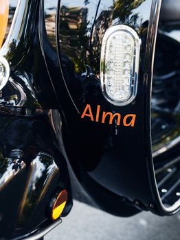 Mit neuen schwarzen Rollern starten wir in die Saison. Detailaufnahme des Alma-Schriftzugs am schwarzen Alma-Roller.