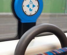 &Uuml;ber die speziellen Haltewunschtaster erh&auml;lt das Fahrpersonal einen Hinweis, die T&uuml;ren l&auml;nger zu &ouml;ffnen.