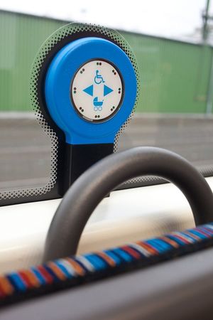 &Uuml;ber die speziellen Haltewunschtaster erh&auml;lt das Fahrpersonal einen Hinweis, die T&uuml;ren l&auml;nger zu &ouml;ffnen.