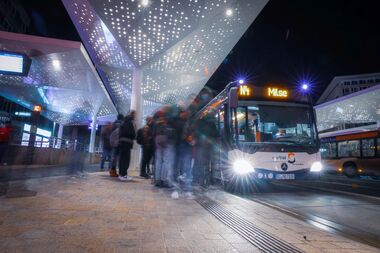 Fahrgäste und der NachtBus an der Haltestelle Jahnplatz Fahrgäste und der NachtBus an der Haltestelle Jahnplatz