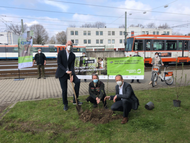 BIE a Hero: Klimaschutzkampagne gestartet! Auf dem moBiel-Betriebshof in Sieker pflanzen die Stadtwerke symbolisch einen Baum. 50.000 Bäume sollen im Rahmen der BIE a hero-Kampagne gepflanzt werden. Dabei sollen alle Bielefelderinnen und Bielefelder mit ihrem klimafreundlichen Verhalten mithelfen. Vorne von links: Rainer Müller, Herbert Linnemann und Martin Uekmann. Hinten von links: Die Stadtwerke-Mitarbeiter Andreas Buettner, Christina Augel, Christian Kracht und Elena Richhardt.