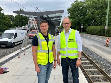 Artur Schartner, moBiel-Projektleiter (links) und moBiel-Gesch&auml;ftsf&uuml;hrer Arne Petersen freuen sich, dass der Umbau der Haltestelle Bethel im Zeitplan umgesetzt werden konnte.
