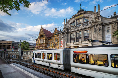 Die Vamos-Bahn an der Haltestelle Rathaus