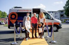 Ruf dir Anton: in Sennestadt und Jöllenbeck Ruf dir Anton: in Sennestadt und Jöllenbeck. Fahrgäste von Alt bis Jung stehen vor dem Anton-Kleinbus auf einem orangefarbenen Teppich.