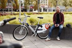 Ein Mann sitzt neben einem Siggi-Fahrrad am Kesselbrink