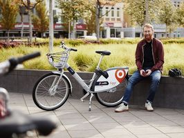 Ein Mann sitzt neben einem Siggi-Fahrrad am Kesselbrink