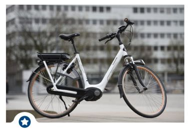Mit dem Stadtwerke Club kostenfrei übers Wochenende ein E-Bike ausleihen! Symbolbild: Ein E-Bike steht auf dem Kesselbrink.