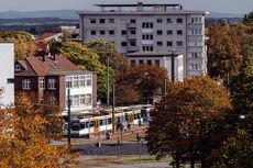 Blick auf einen Bus und die StadtBahn-Haltestelle