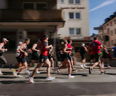Eine Gruppe von L&auml;ufern joggt durch die Stadt