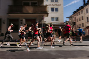 Eine Gruppe von L&auml;ufern joggt durch die Stadt