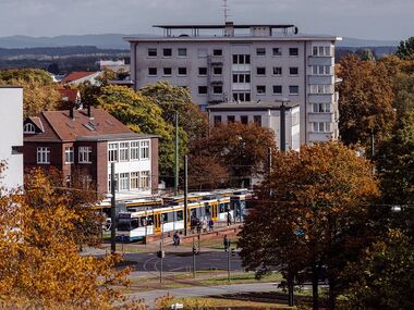 Blick auf einen Bus und die StadtBahn-Haltestelle