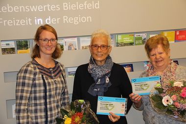Friederike Langer (moBiel) übergibt de Hauptgewinne an Hannelore Walter und Maria Nanopoulou. (v.l.n.r)