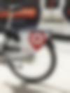 Nahaufnahme des Werbeschriftzugs eines Siggi-Fahrrads, im Hintergrund ist eine Vamos-Bahn zu sehen