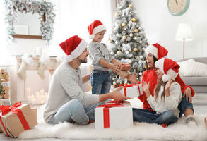 Familie mit Weihnachtsmützen Familie mit Weihnachtsmützen