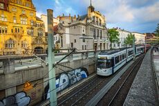 StadtBahn-Haltestelle Rathaus im Frühling