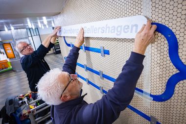 Montage der neuen Linienwegweiser am Jahnplatz