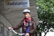 Radfahrerin vor Radstation moBiel Radfahrerin vor Radstation moBiel