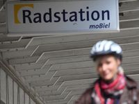 Radfahrerin vor der früheren Radstation moBiel Radfahrerin vor der früheren Radstation moBiel