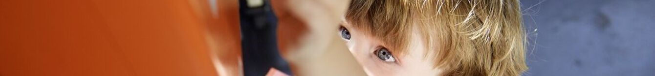 Ein Junge entwertet ein Ticket im Bus.