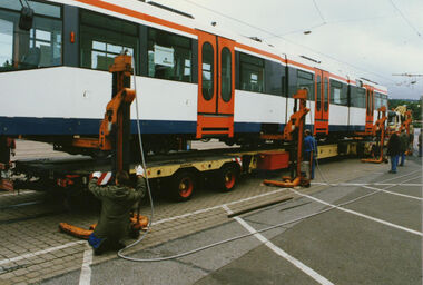 Anlieferung eines M8D StadtBahn-Wagens 1994