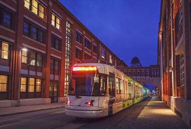 Bahn der StadtBahn-Linie 4 in der Dämmerung