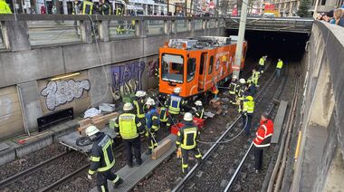Der entgleiste Schienenschleifwagen an der (H) Rathaus, 4. Dezember 2024.