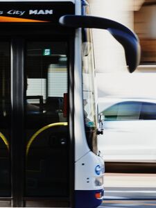 Nahaufnahme einer Tür beim Bus