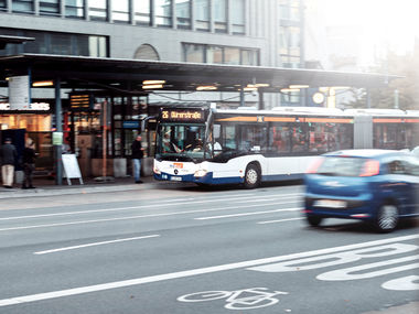 Bus und Auto an der Haltestelle Jahnplatz mit Bewegungsunschärfe