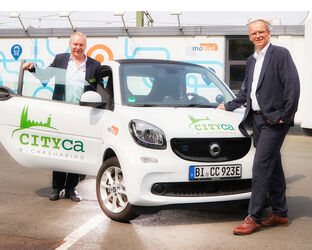 Freuen sich über die Zusammenarbeit beim Verleih von Elektroautos: CITYca-Gründer Hans Rost (links) und moBiel-Geschäftsführer Martin Uekmann. Freuen sich über die Zusammenarbeit beim Verleih von Elektroautos: CITYca-Gründer Hans Rost (links) und moBiel-Geschäftsführer Martin Uekmann.