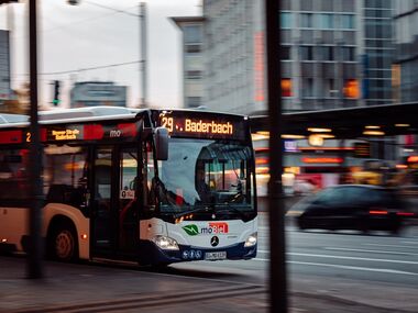 Bus fährt von der Haltestelle Jahnplatz ab