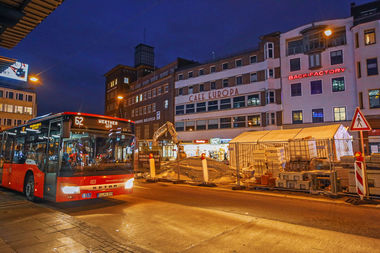 Bus der Linie 62 an der Haltestelle Jahnplatz während der Bauarbeiten 2020 Bus der Linie 62 an der Haltestelle Jahnplatz während der Bauarbeiten 2020