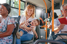 Mit dem Bielefeld-Pass bist du g&uuml;nstig unterwegs! | Mutter und Kind fahren im Bus.