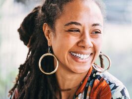 Nahaufnahme einer lachenden jungen Frau