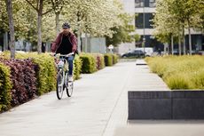 Ein Mann fährt auf dem Siggi-Fahrrad.