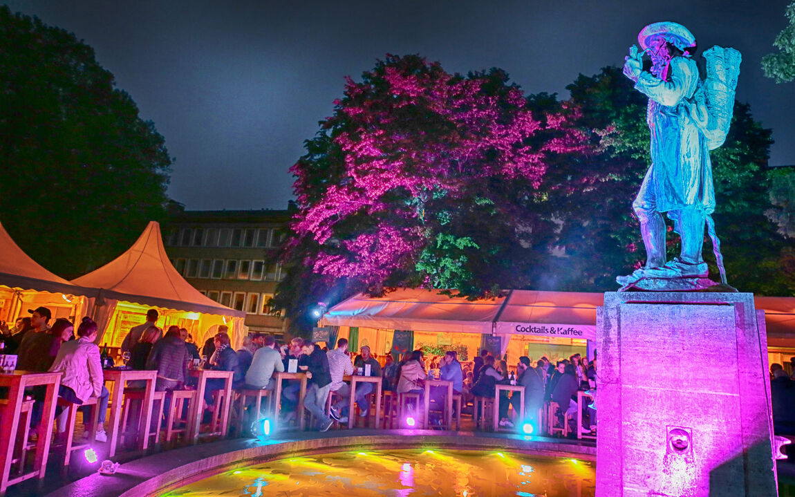 Leinewebermarkt am Springbrunnen mit Leineweber-Figur