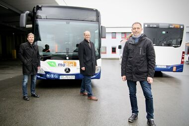 Kai-Uwe Steinbrecher, Martin Uekmann und Ralf Sch&ouml;nenberg (v.l. | alle moBiel GmbH) sind m&auml;chtig stolz auf eine der saubersten Busflotten Deutschlands.