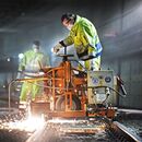 #BesserWeiter: Danke euch allen, die den Betrieb hinter den Kulissen am Laufen halten. | Foto: Thomas F. Starke Bauarbeiter schleifen Gleise im StadtBahn-Tunnel