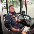 #BesserWeiter: Danke euch allen, die jeden Tag vollen Einsatz in Bielefeld & OWL zeigen. | Foto: Thorsten Ulonska Busfahrerin hinter dem Steuer lächelt bezahlenden Fahrgast mit Maske an.