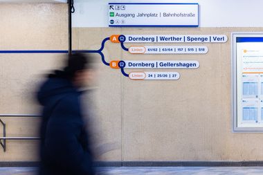 Neue Linienwegweiser am Jahnplatz