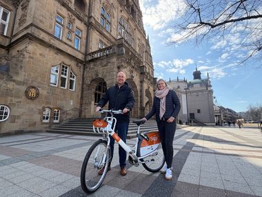 moBiel-Projektleiterin Jana W&ouml;rmann und J&uuml;rgen Deppemeier vom Amt f&uuml;r Verkehr, Abteilung Mobilit&auml;tsplanung, freuen sich &uuml;ber die Fortsetzung von meinSiggi.