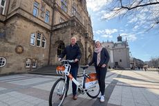 moBiel-Projektleiterin Jana W&ouml;rmann und J&uuml;rgen Deppemeier vom Amt f&uuml;r Verkehr, Abteilung Mobilit&auml;tsplanung, freuen sich &uuml;ber die Fortsetzung von meinSiggi.