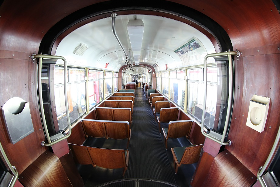 Der Innenraum der OldtimerBahn.